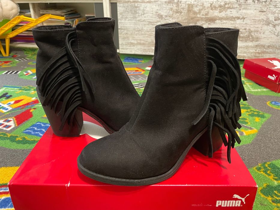 Ghete negre cu franjuri  H&M