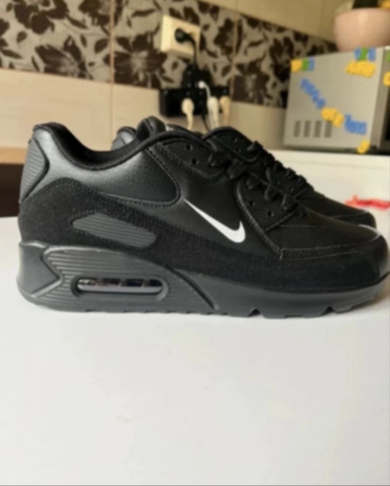 Noi, adidasi nike marime 40.