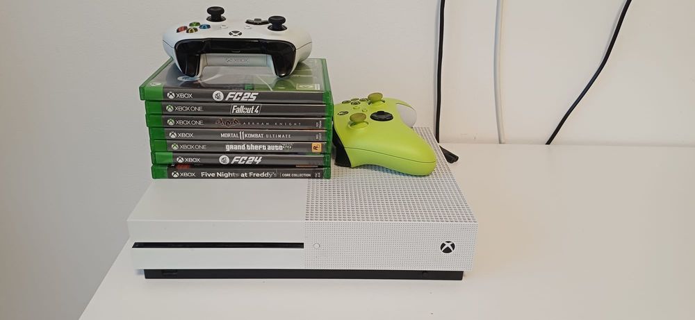 Vand consola xbox one seria s cu 2 controlere+ jocuri