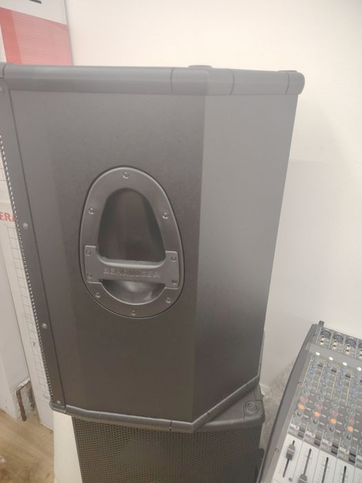 Mixer Behringer PMP 6000  cu doua boxe Behringer B1520 PRO Eurolive