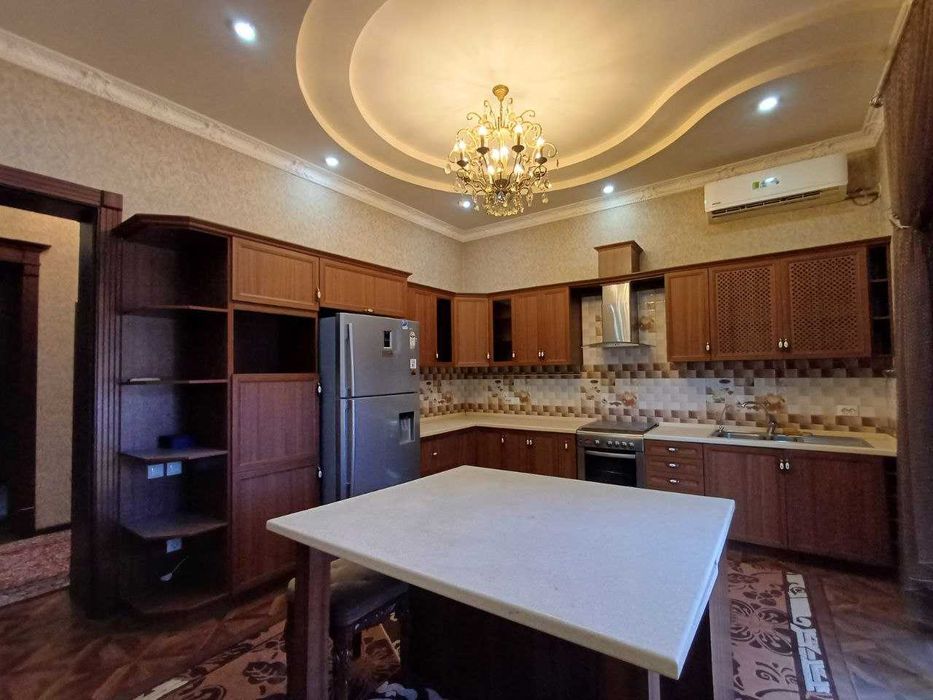 Продаю евро-дом
Бадамзар
6 соток
8 комнат. 
700 м2