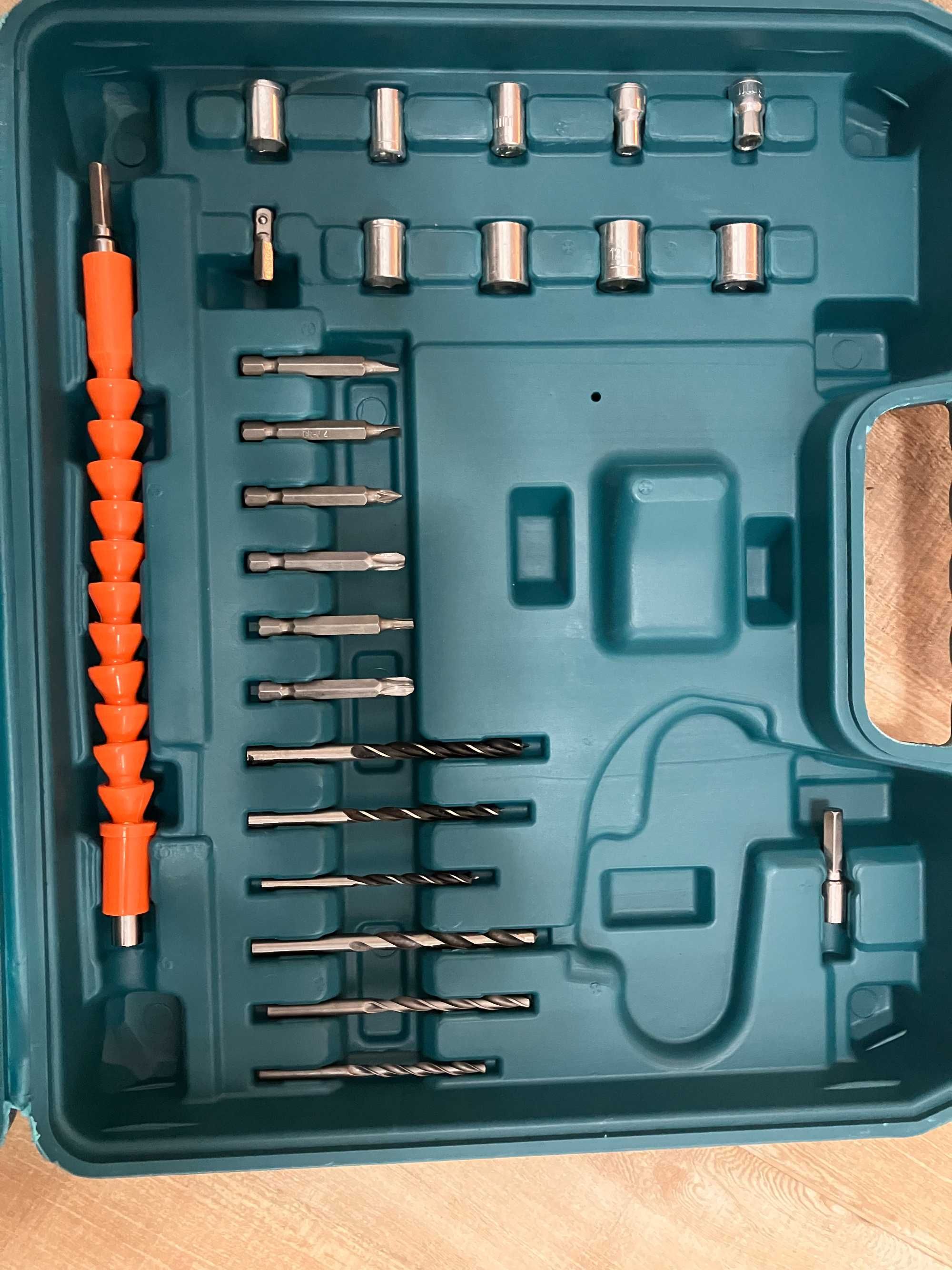 Акумулаторен винтоверт Makita D с 2 батерии 2 ah, зарядно и куфар