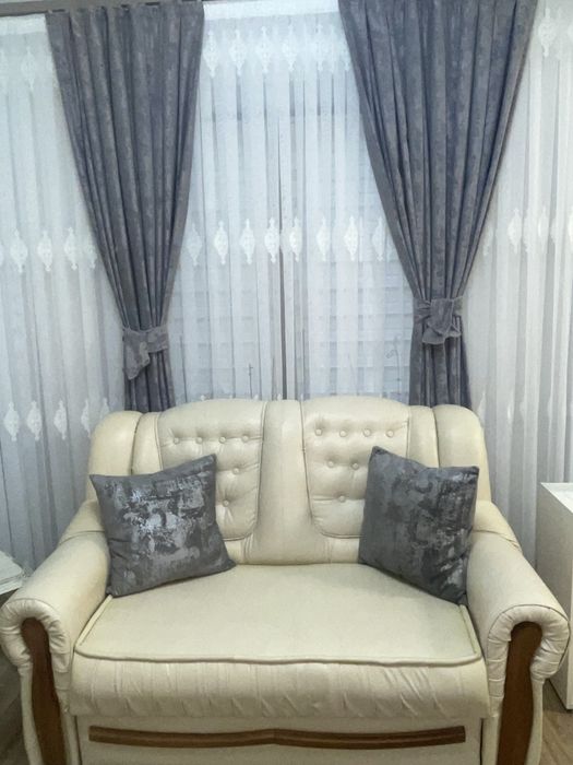 Vând Set canapele din piele de culoare alb/ crem extensibila