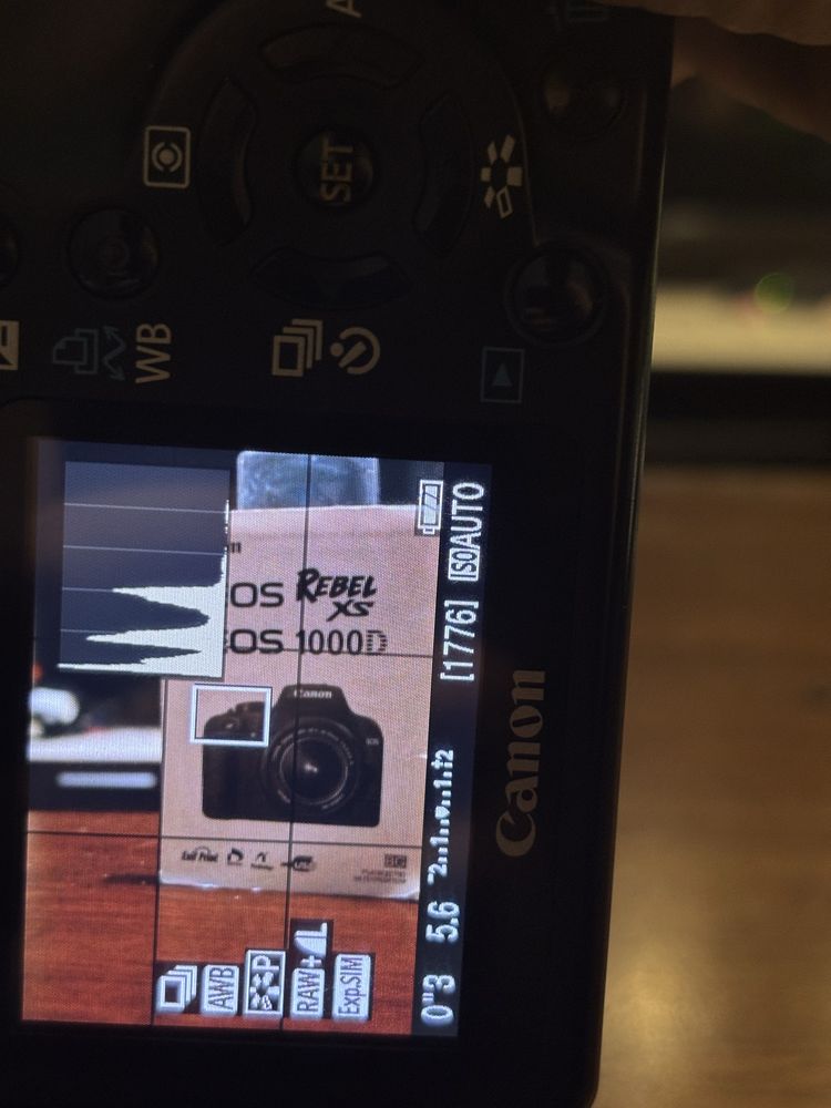 Canon EOS 1000D + обектив 18/55mm и аксесоари