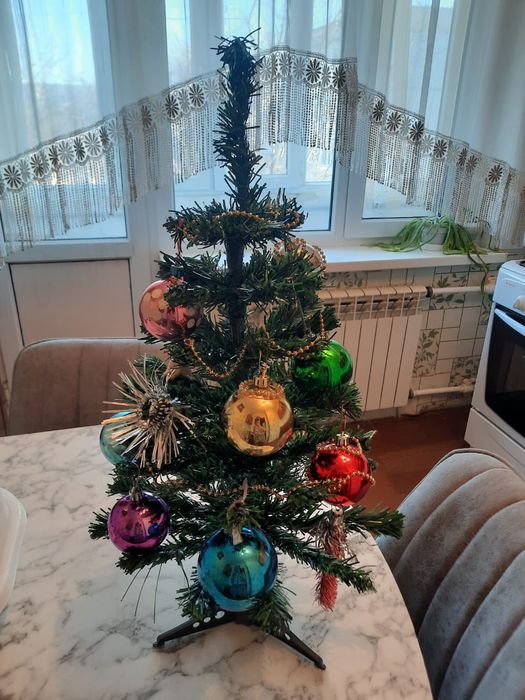 Продам ёлку вместе с игрушками.