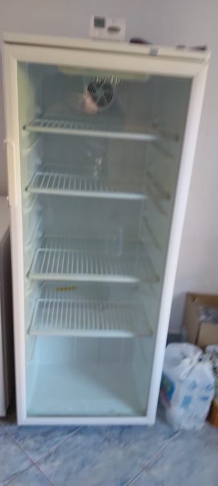 Vând 2 vitrine frigorifice ,și un cântar electronic