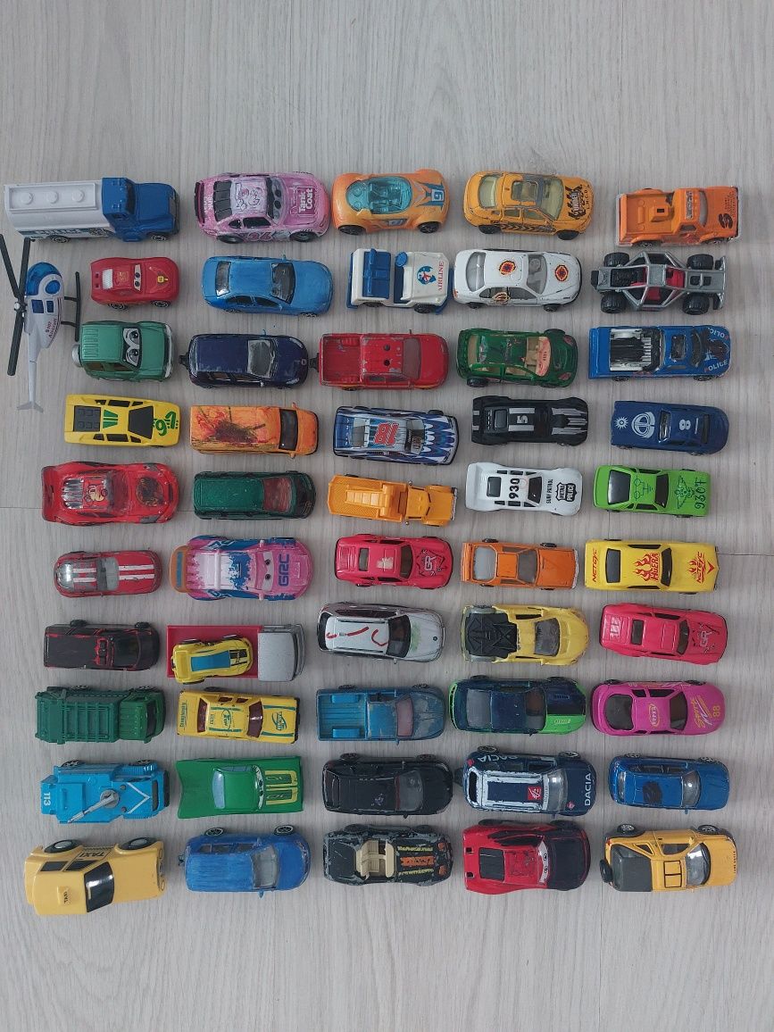 Mașinuțe metalice colorate.