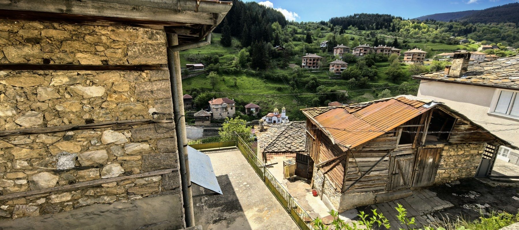 Продава се стара къща в село Забърдо до Чудните мостове!