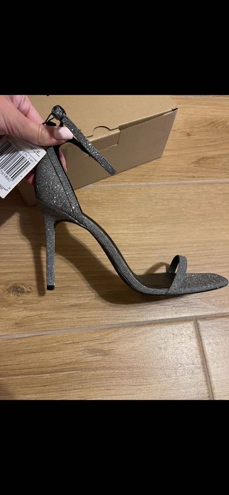 Сребърни сандали на ток Mango