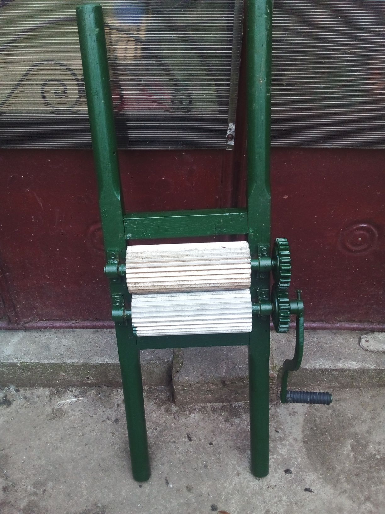 Vând  teasc  și  zdrobitor de struguri