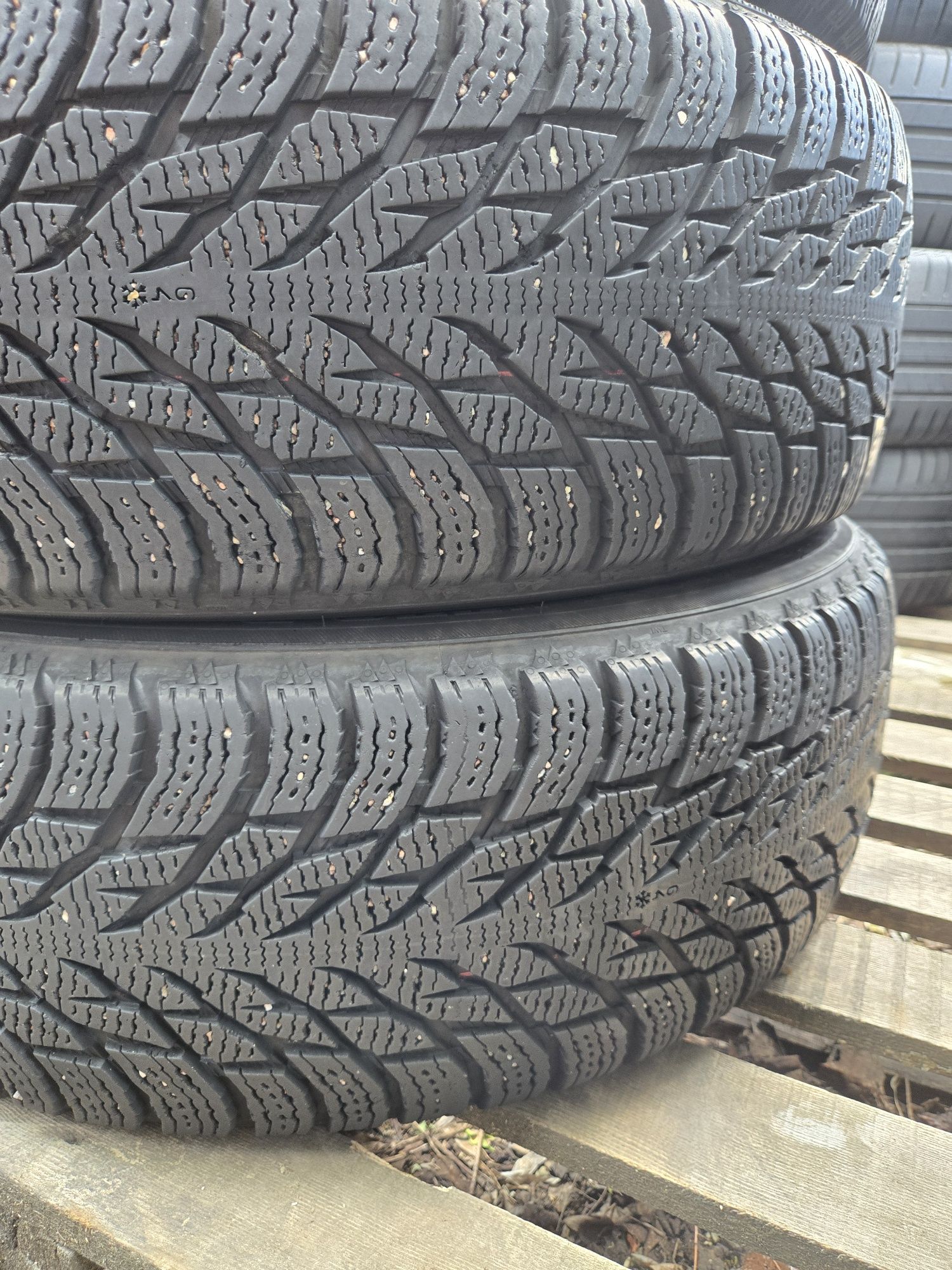 4бр. 225 60 18 Nokian зимни.