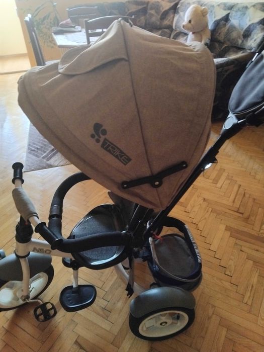 Детска триколка,изключително запазена,със подвижен сенник