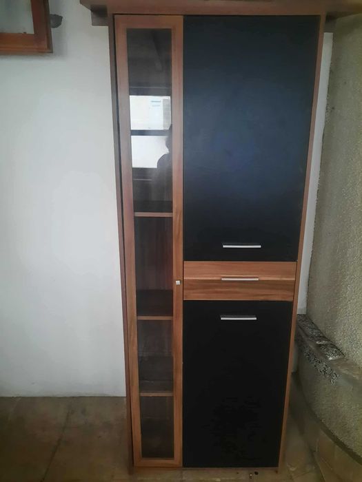 Шкаф с витрина на изгодна цена в Бургас