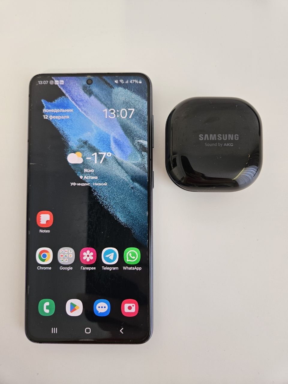 Продам Samsung Galaxy S21 и наушники Galaxy Buds Live