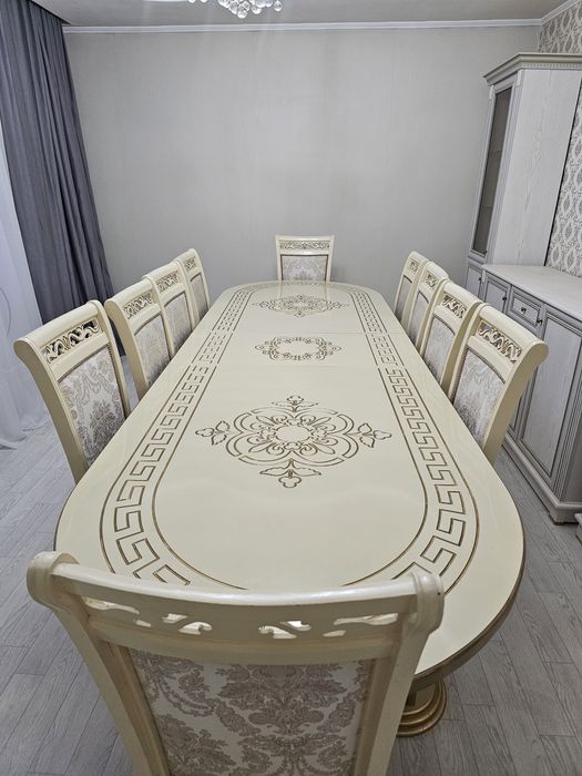 Продам стол раздвижной для столовой и 12 стульев.в отличном состоянии.