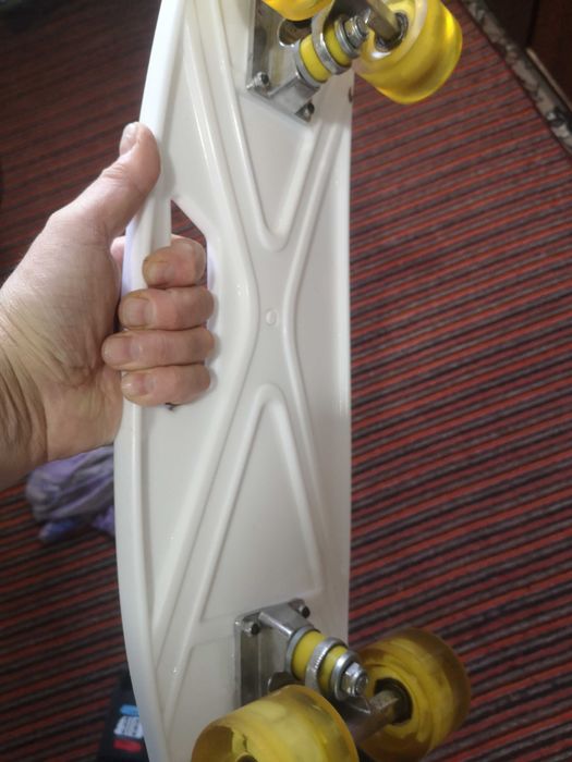 продается скейтборд в отличном состоянии ролики светятся