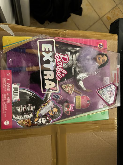 Papusa Barbie extra cu rochie metalica si dalmatian