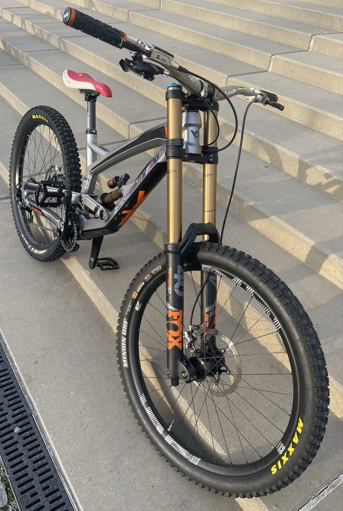 YT Tues CF Pro Race carbon downhill