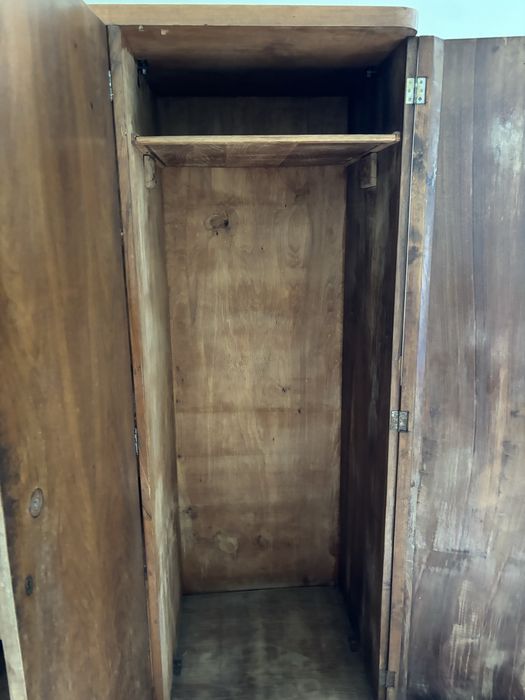 Масивен дървен гардероб