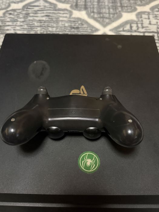 ps4 pro  със джойстик един  и със 3 игри
