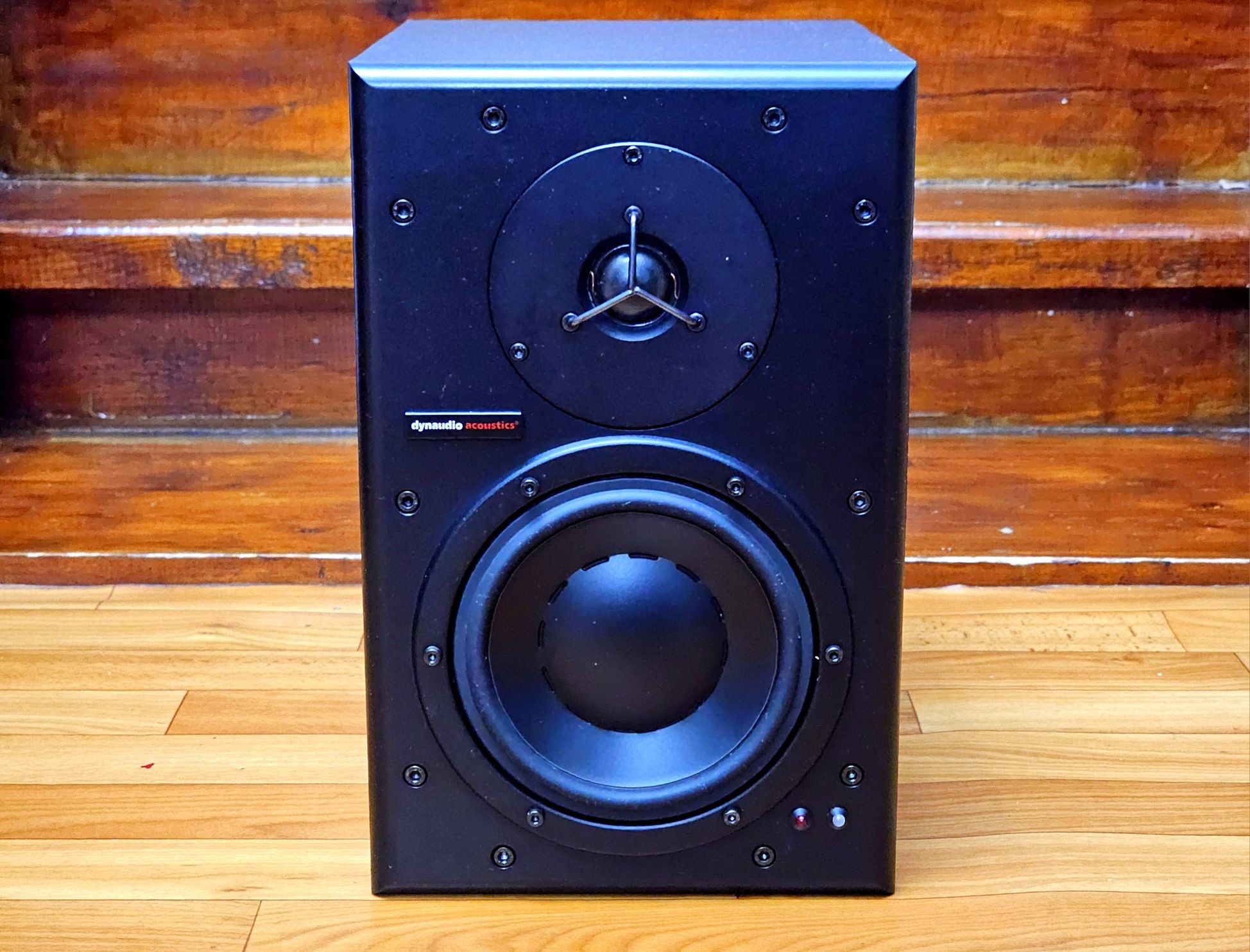 Один студийный монитор DYNAUDIO BM6A