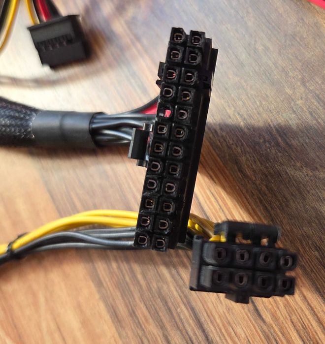 Захранване: T.F.SKYWINDINTL 2000W ATX