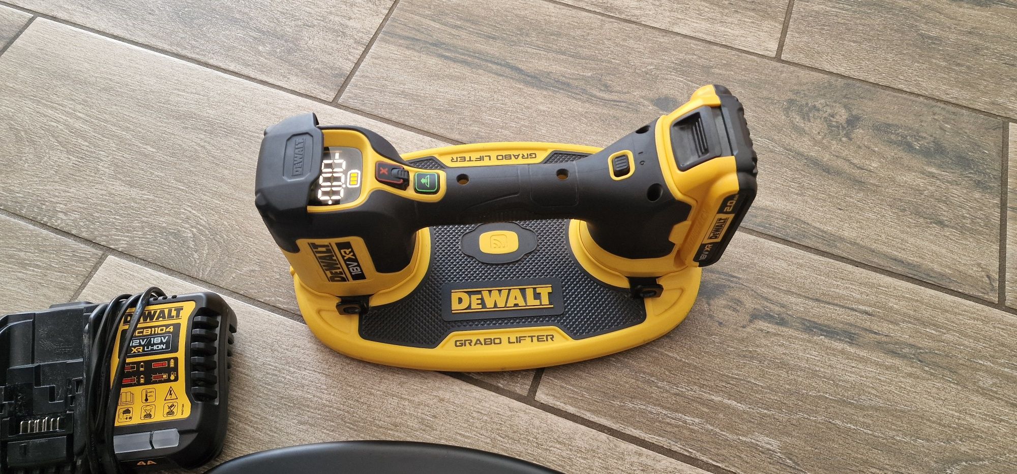 Акумулаторна вендуза DeWalt DCE590N-XJ