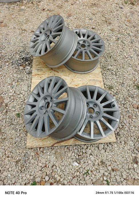 Se vând doua seturi jante R17