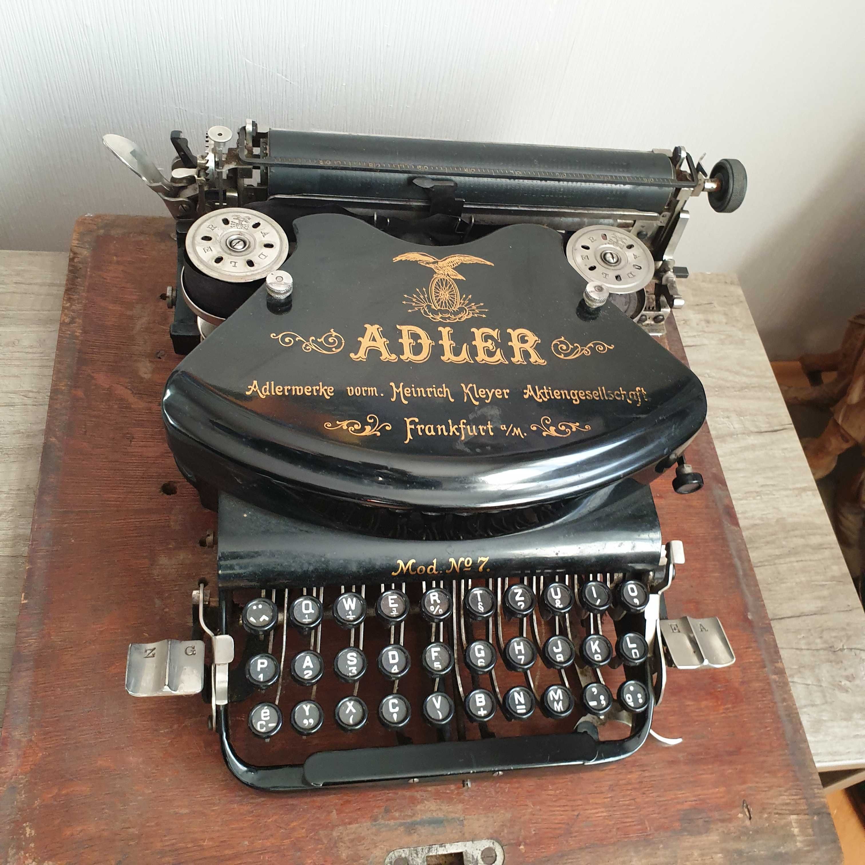 Преносима немска пишеща машина от 1910 г. Adler модел №7