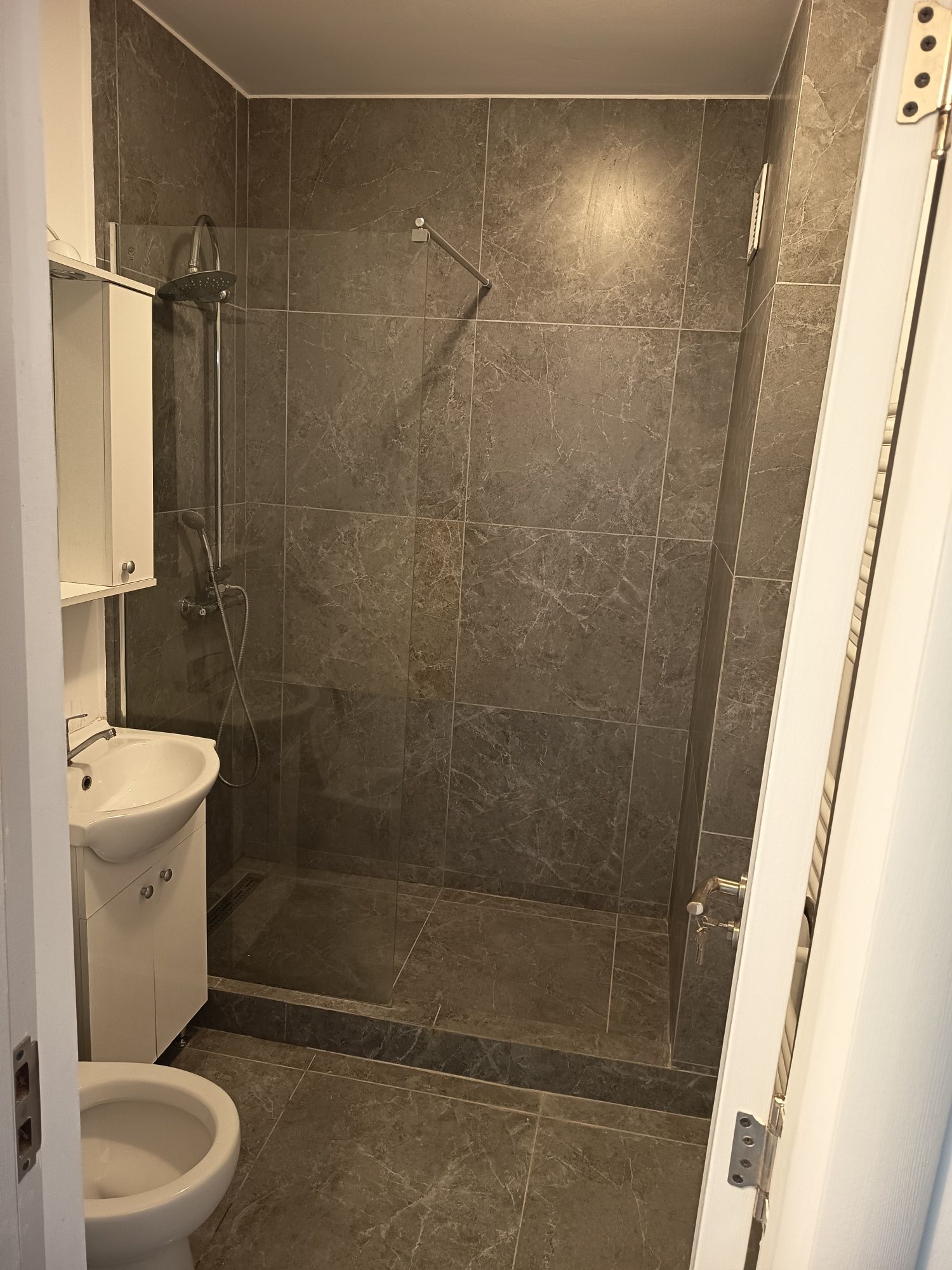 PF închiriez spațiu comercial 54 m , central, Podu Ros, la bulevard