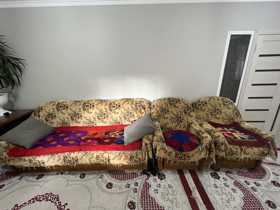 Продам диван с двумя креслами