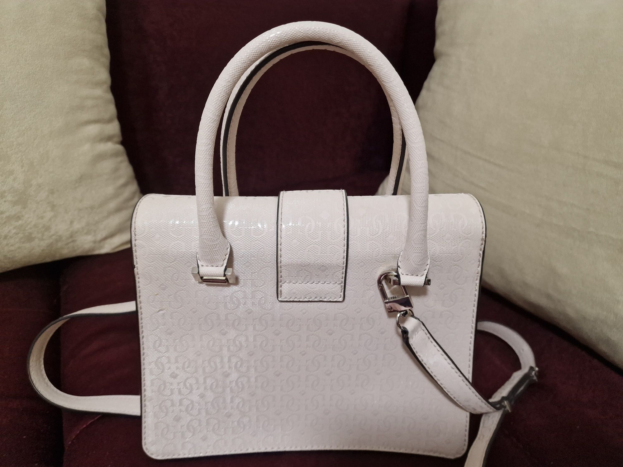 Дамска чанта Guess