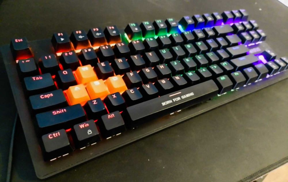 Tastatură mecanică cu RGB și switch-uri Blue