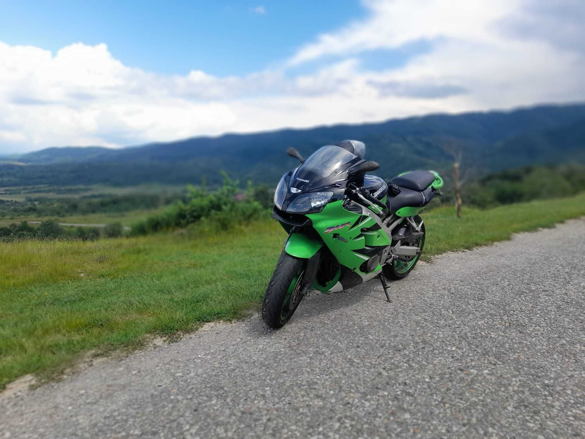 Kawasaki ZX600J din 2000.