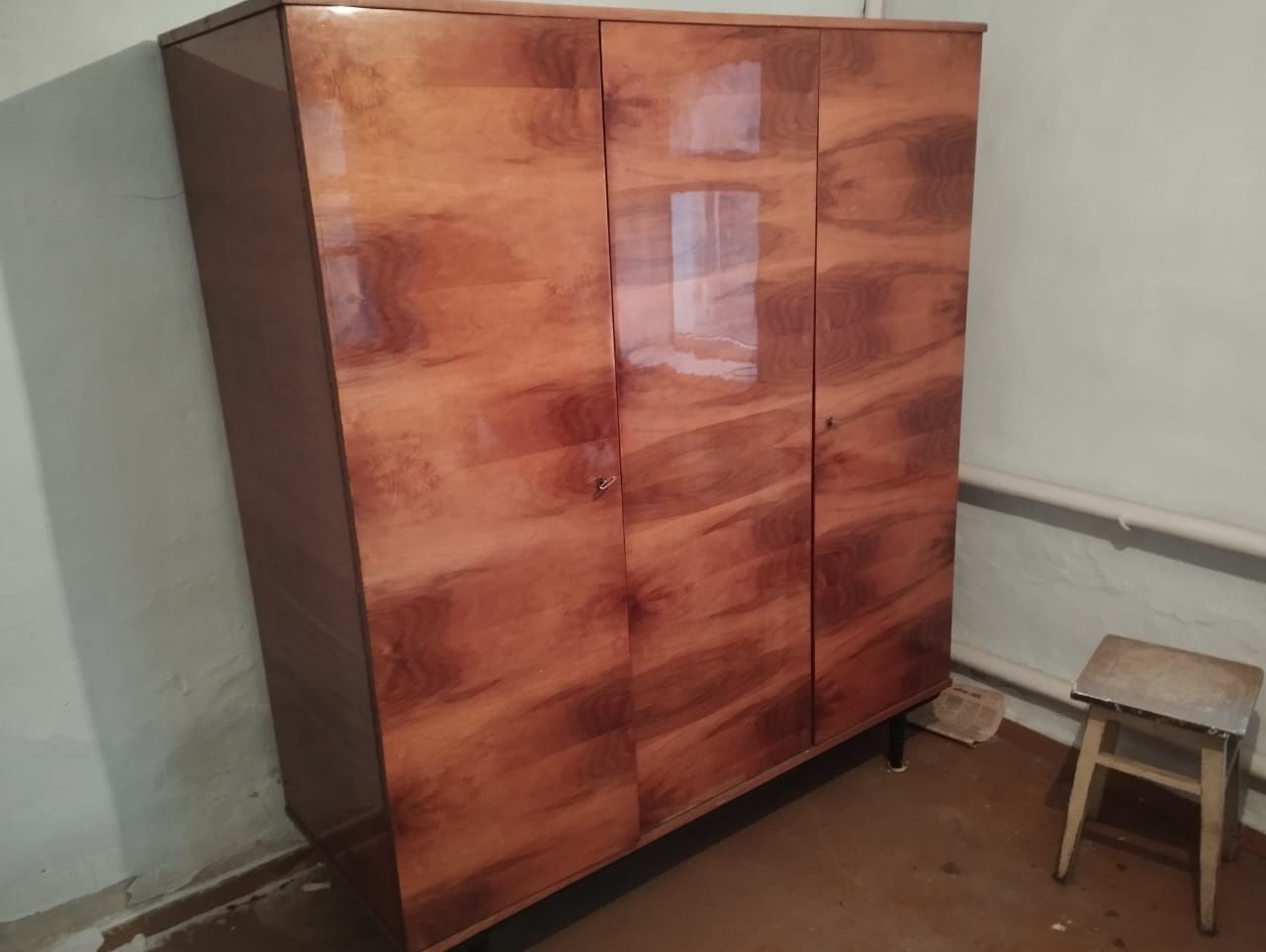 Продам советский шифоньер