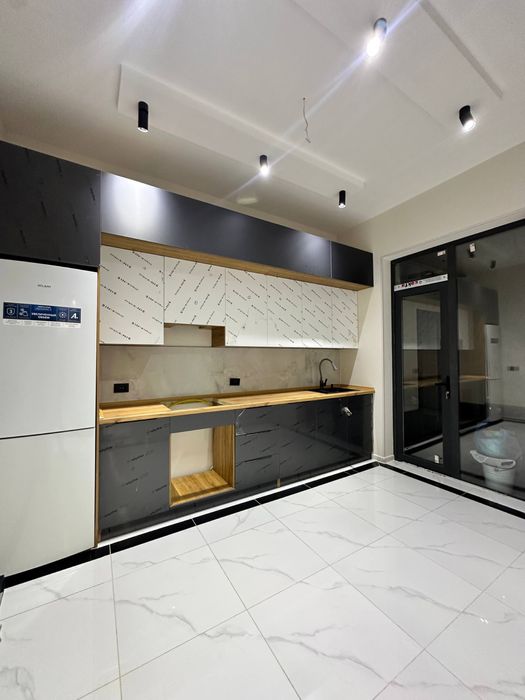 1 Sotix uy 2 Etaj 5 xona ( 12 bekat metro)