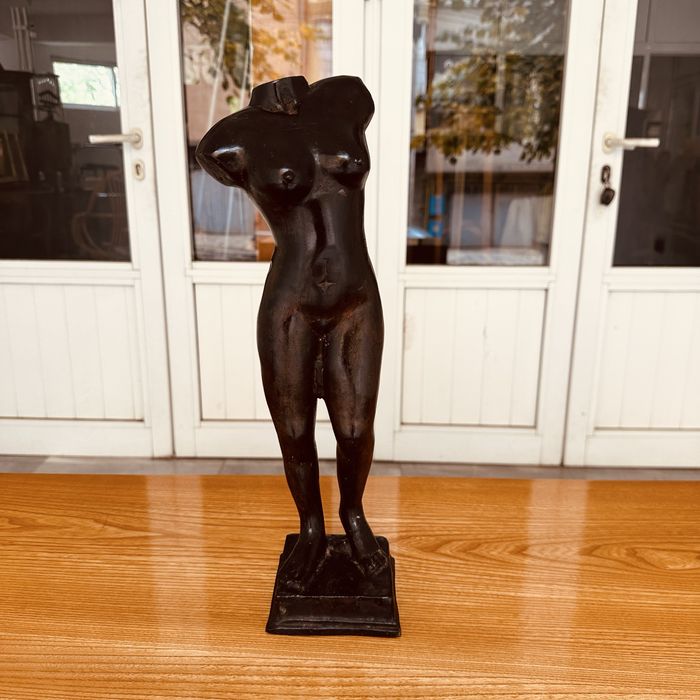 Бронзова скулптура “Женски торс” – изискан артистичен акцент