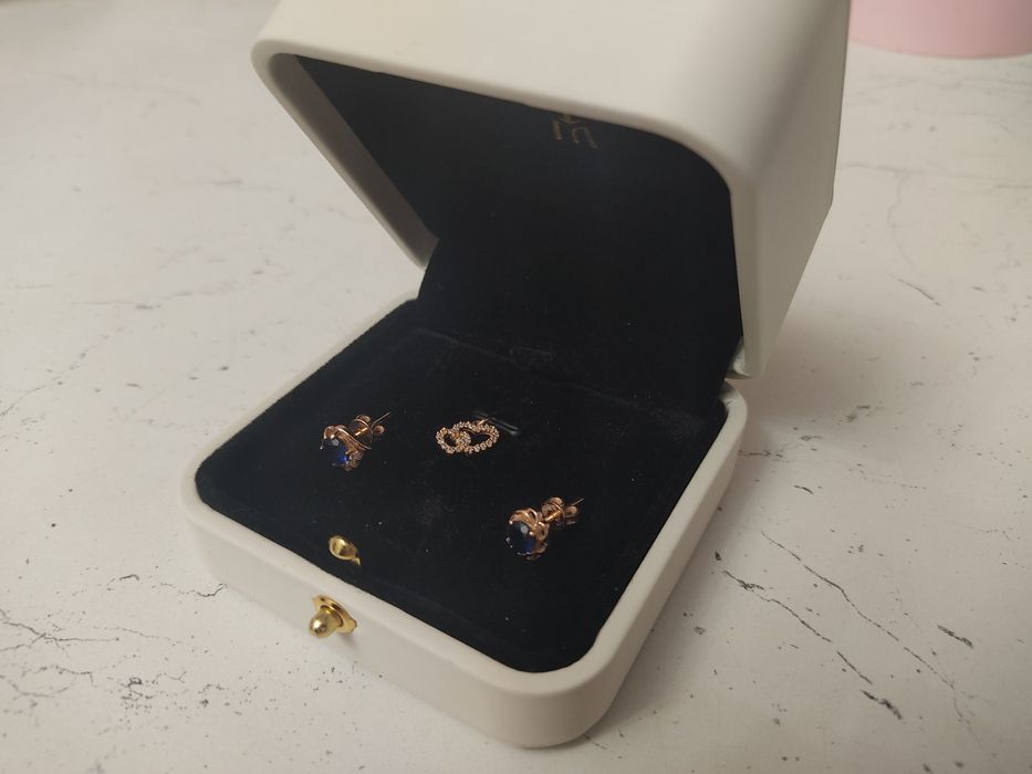 продам золотые серьги и кулон