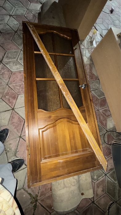 Деревянная межкомнатная дверь с стеклом — 10 000 тг