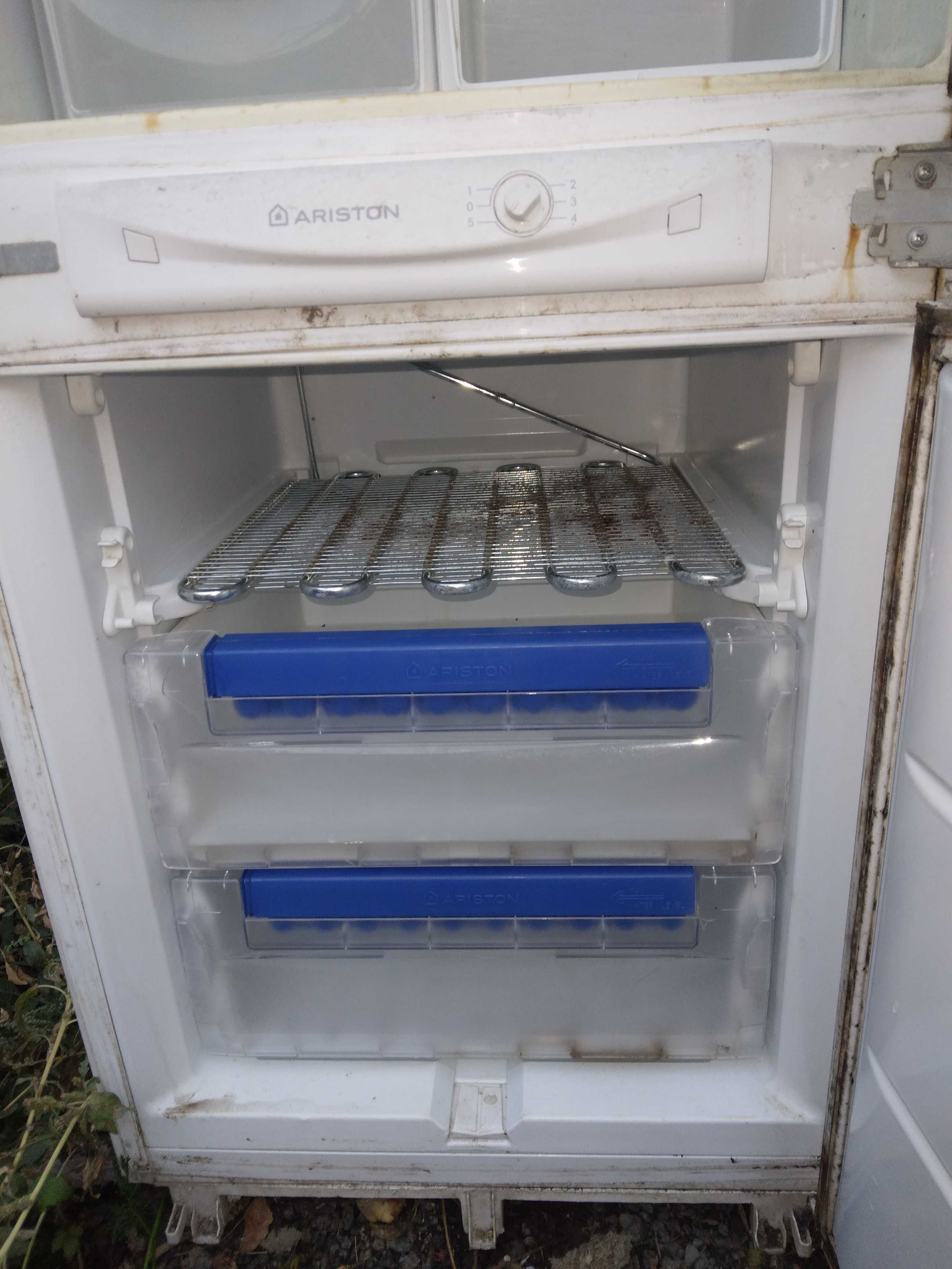 На Холодильники полки продам все целые  по 3000 тенге.