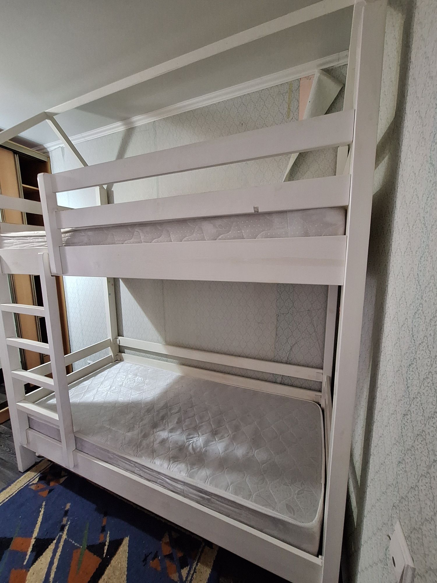 Двухэтажная кровать с матрасом