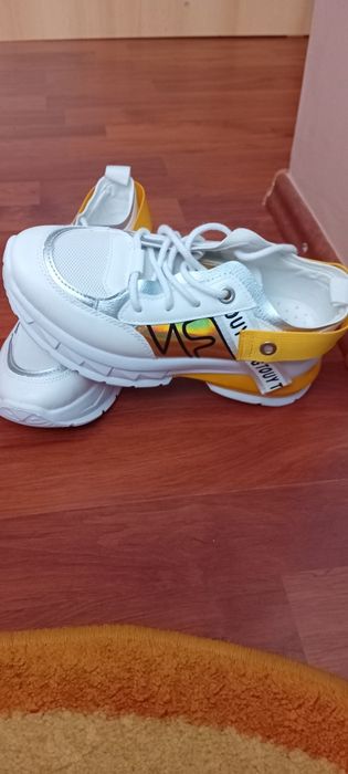 Adidași noi fără eticheta