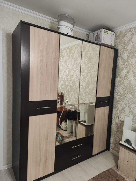 Продам шкаф с зеркалом