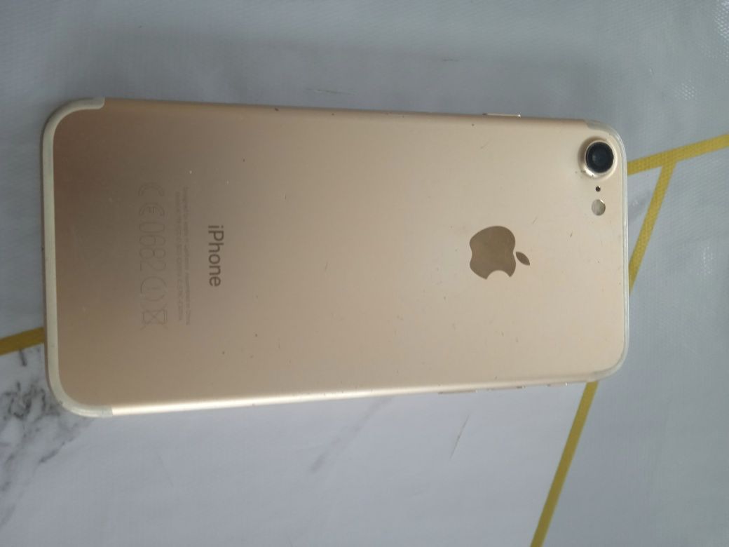 Продам iPhone 7.