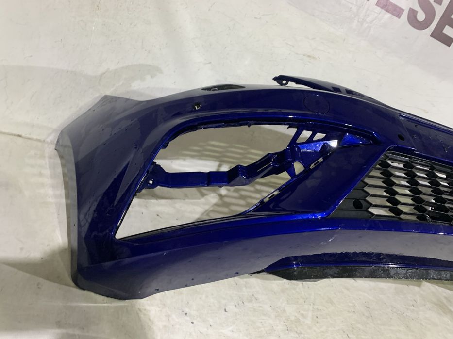 Bara fata Seat Leon 3, facelift, 2016, 2017, 2018, 2019, cod origine OE 5F0807221AB, cu gauri pentru spalatori faruri si senzori de parcare (4). Grila este defecta.