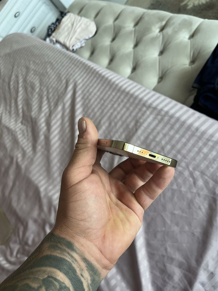 Iphone 12 pro 128 gb с кутия и 10 кейса