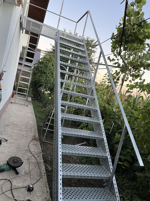 Scări metalice zincate