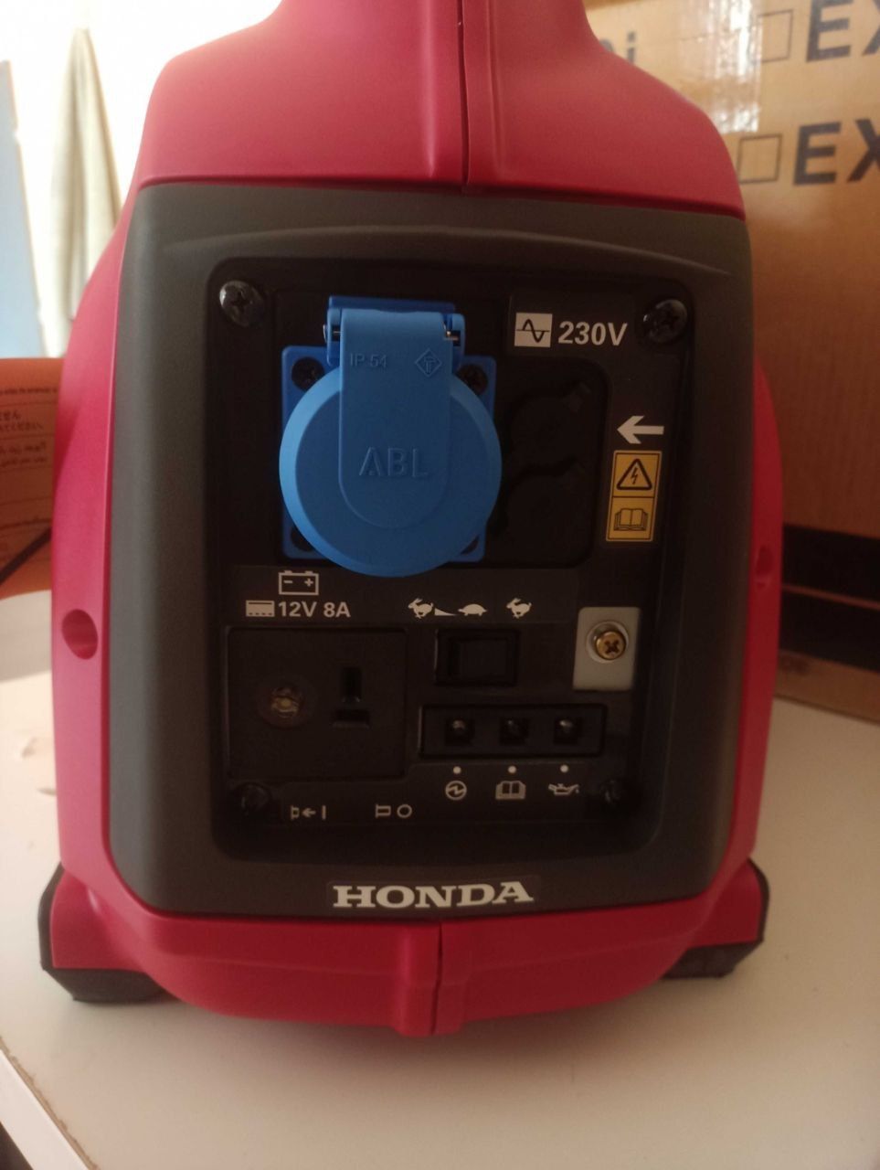 Продавам генератор Honda EU 10I