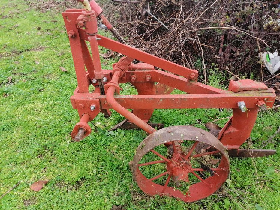 Продавам трактор DT 20  5500лв и инвентар  и ремарке самосвал