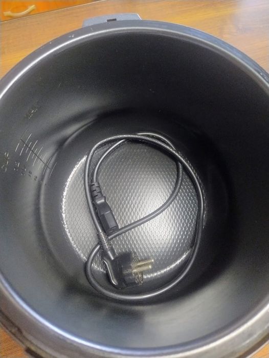 Oala tefal , folosită foarte puțin.